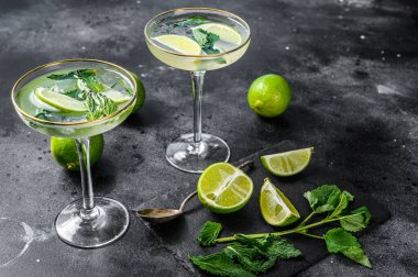 Naneli ve buzlu limonata. Siyah arka plan. Üst görünüm