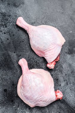 Bedava çiğ ördek bacağı. Siyah arka plan. Üst görünüm