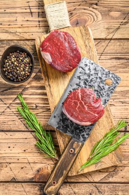 Çiğ mermer et fileto mignon. Ahşap arka plan. Üst görünüm