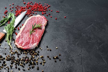 Striploin, soyulmuş biftek ya da New York. Çiğ et. Siyah arka plan. Üst Manzara. Boşluğu kopyala