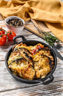 Ratatouille, ev yapımı sebze yemeği. Vejetaryen yemeği. Ahşap arka plan. Üst görünüm