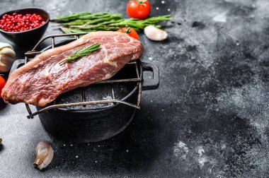 Izgarada çiğ biftek var. Siyah arka plan. Üst Manzara. Boşluğu kopyala