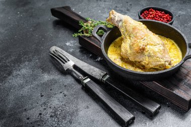 Pan 'da pişmiş tavşanlar ve sebzeler. Siyah arka plan. Üst Manzara. Boşluğu kopyala