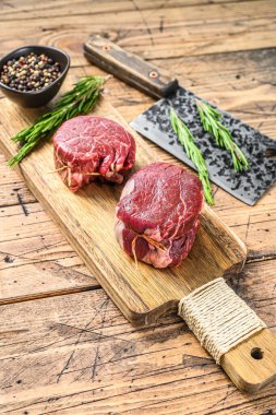 Çiğ mermer et fileto mignon. Ahşap arka plan. Üst görünüm