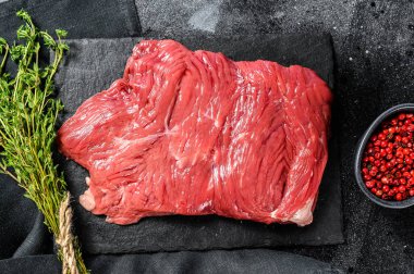 Çiğ biftek, mermer et. Siyah arka plan. Üst Manzara. Boşluğu kopyala