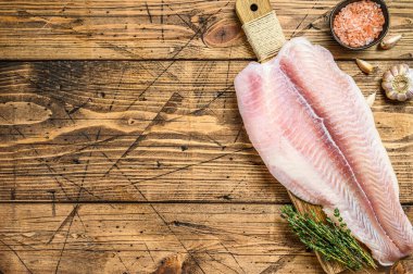 Çiğ balık filetosu. Ahşap arka plan. Üst Manzara. Boşluğu kopyala