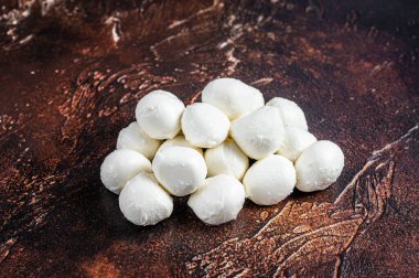 Buffalo mozzarella peynirli mini toplar mutfak masasında. Karanlık arka plan. Üst görünüm