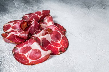 Coppa Cured jambonu mutfak masasında. Beyaz arka plan. Üst Manzara. Boşluğu kopyala