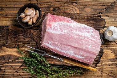 Tahtada baharatlı çiğ domuz filetosu. Ahşap arka plan. Üst görünüm