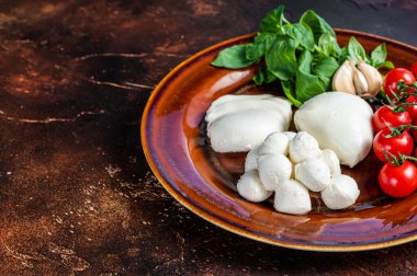 Mozzarella peyniri, fesleğen ve domates kirazı Caprese salatası pişirmeye hazır. Karanlık arka plan. Üst Manzara. Boşluğu kopyala