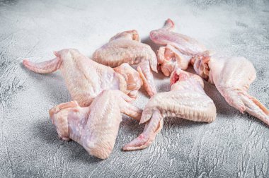 Mutfak masasında çiğ tavuk kanadı. Beyaz arka plan. Üst görünüm