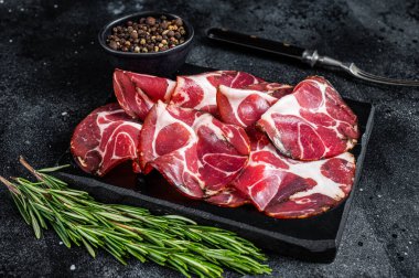 Coppa, Capocollo, Capicollo mermer panoda Cured jambonu. Siyah arka plan. Üst görünüm