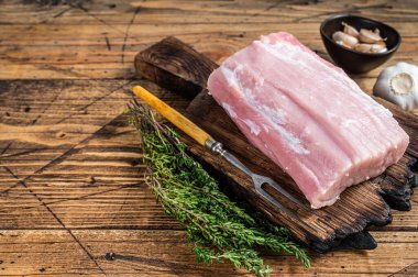 Tahtada baharatlı çiğ domuz filetosu. Ahşap arka plan. Üst Manzara. Boşluğu kopyala