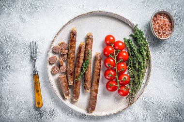 Tabakta sosis ve domatesli ızgara kuzu eti. Beyaz arka plan. Üst görünüm