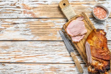 Kesme tahtasında dilimlenmiş domuz budu. Ahşap arka plan. Üst Manzara. Boşluğu kopyala