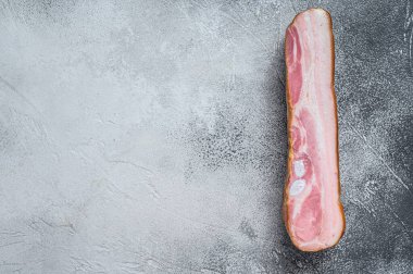 Taze domuz pastırması. Beyaz arka plan. Üst Manzara. Boşluğu kopyala