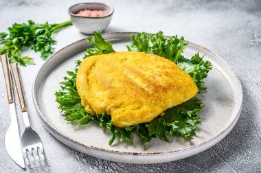 Alman sosis şnitzeli. Gri arka plan. Üst görünüm