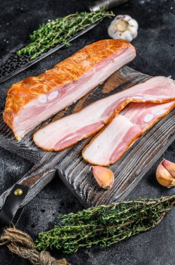 Tütsülenmiş domuz pastırması. Siyah arka plan. Üst görünüm