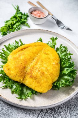 Alman sosis şnitzeli. Gri arka plan. Üst görünüm