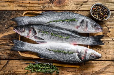 Tepside çiğ deniz kabuğu balığı. Ahşap arka plan. Üst görünüm