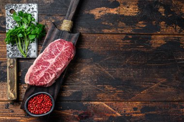 Çiğ mermer biftek. Koyu ahşap arka plan. Üst Manzara. Boşluğu kopyala