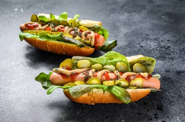 Sebzeli, marullu ve sosisli sandviç. Siyah arka plan. Üst görünüm