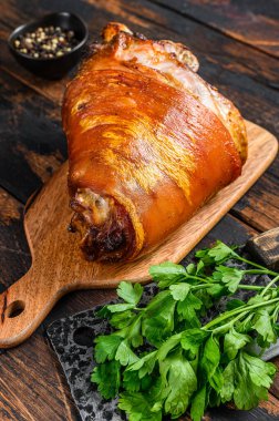 Pişmiş domuz budu. Siyah ahşap arka plan. Üst görünüm