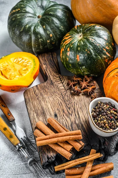 Voedsel koken achtergrond op Thanksgiving dag of herfst pompoen vakantie. Witte achtergrond. Bovenaanzicht — Stockfoto