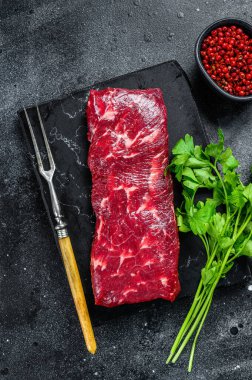 Taze çiğ Denver bifteği. Siyah arka plan. Üst görünüm