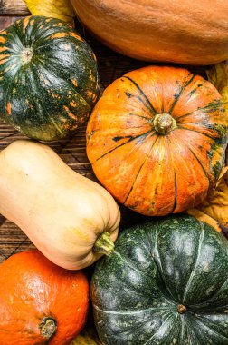 Cadılar Bayramı renklerinde sonbahar balkabağı çerçevesi turuncu. Ahşap arka plan. Üst görünüm