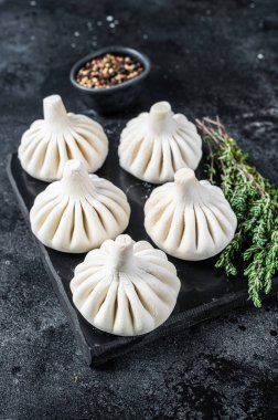 Khinkali usulü çiğ hamur köftesi, biftek ve kuzu eti. Siyah arka plan. Üst görünüm