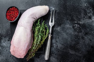 Kekikle mermer tahtada çiğ et ya da dana dili. Siyah arka plan. Üst Manzara. Boşluğu kopyala