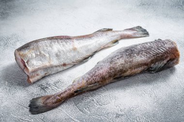 Mutfak masasında çiğ morina balığı. Beyaz arka plan. Üst görünüm