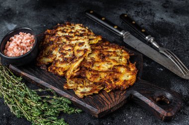 Tahta tahtada tuzlu ve otlu patatesli gözleme. Siyah arka plan. Üst görünüm