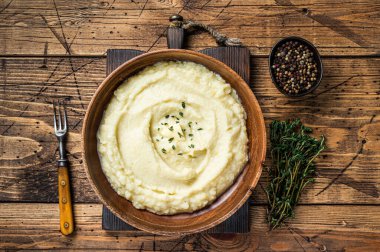 Patates püresi, ahşap tabakta haşlanmış püre. Ahşap arka plan. Üst görünüm