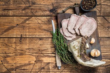 Dilimlenmiş sığır dili ve şifalı otlar. Ahşap arka plan. Üst Manzara. Boşluğu kopyala