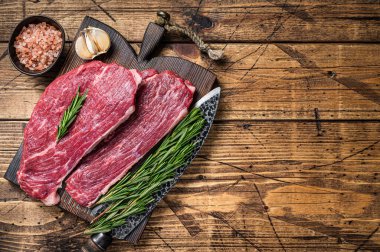 Çiğ biftek ya da tahta tahtada kasap bıçağıyla Picanha bifteği. Ahşap arka plan. Üst Manzara. Boşluğu kopyala