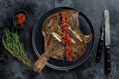 Kızarmış Flatfish veya domates soslu Flounder. Siyah arka plan. Üst görünüm