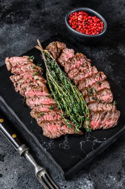 Etek palalı ızgara biftek. Siyah arka plan. Üst görünüm