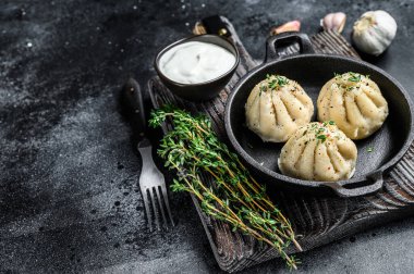 Tavada Asya Buharlı Hamur Manti. Siyah arka plan. Üst Manzara. Boşluğu kopyala