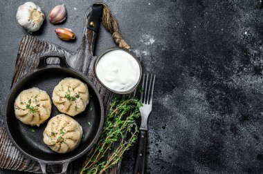 Tavada Asya Buharlı Hamur Manti. Siyah arka plan. Üst Manzara. Boşluğu kopyala