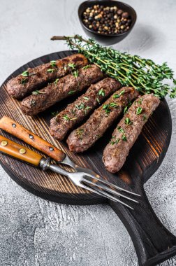 Kızarmış Şiş kebap kuzu eti sosis. Beyaz arka plan. Üst görünüm