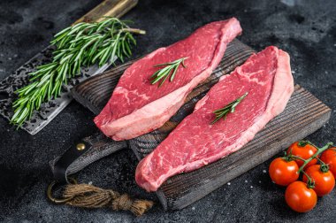 Çiğ sığır filetosu ya da picanha bifteği. Siyah arka plan. Üst görünüm