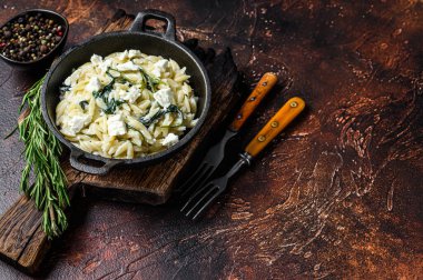 Yeşil sebzeli ıspanaklı Orzo primavera. Koyu ahşap arka plan. Üst Manzara. Boşluğu kopyala