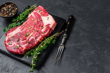 Çiğ organik Chuck göz yuvarlamalı biftek dilimleri. Siyah arka plan. Üst Manzara. Boşluğu kopyala