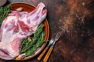 Tabakta taze çiğ kuzu eti. Koyu ahşap arka plan. Üst Manzara. Boşluğu kopyala