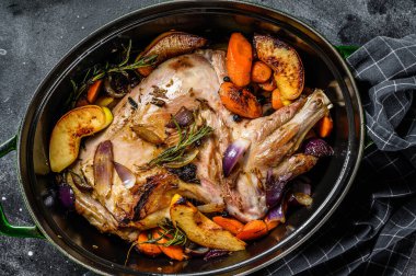 Fırında pişirilmiş kuzu omuz bacağı. Siyah arka plan. Üst görünüm