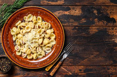 Pancetta, yumurta, parmesan peyniri ve krem soslu makarna. Koyu ahşap arka plan. Üst Manzara. Boşluğu kopyala