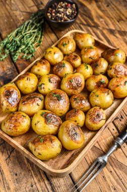 Kekik ve tuzlu kızarmış patates. Ahşap arka plan. Üst görünüm