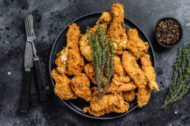 Kızarmış Kızarmış Çeşitli Tavuk. Siyah arka plan. Üst görünüm